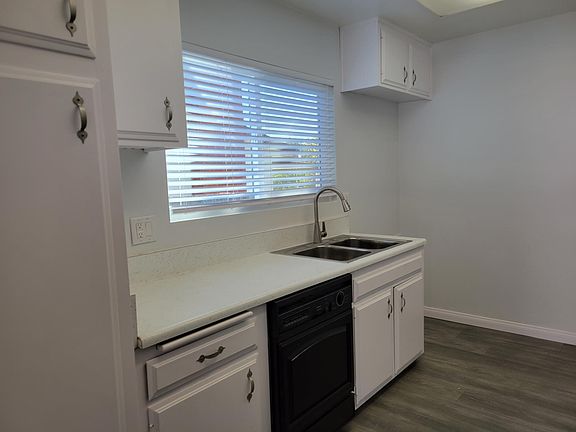 3rd image of 707 Monterey Ln