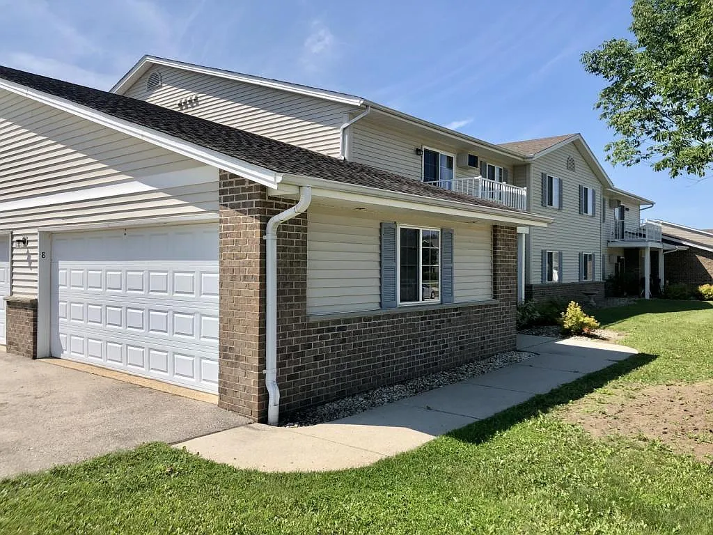 451 Linden Dr — Photo 1