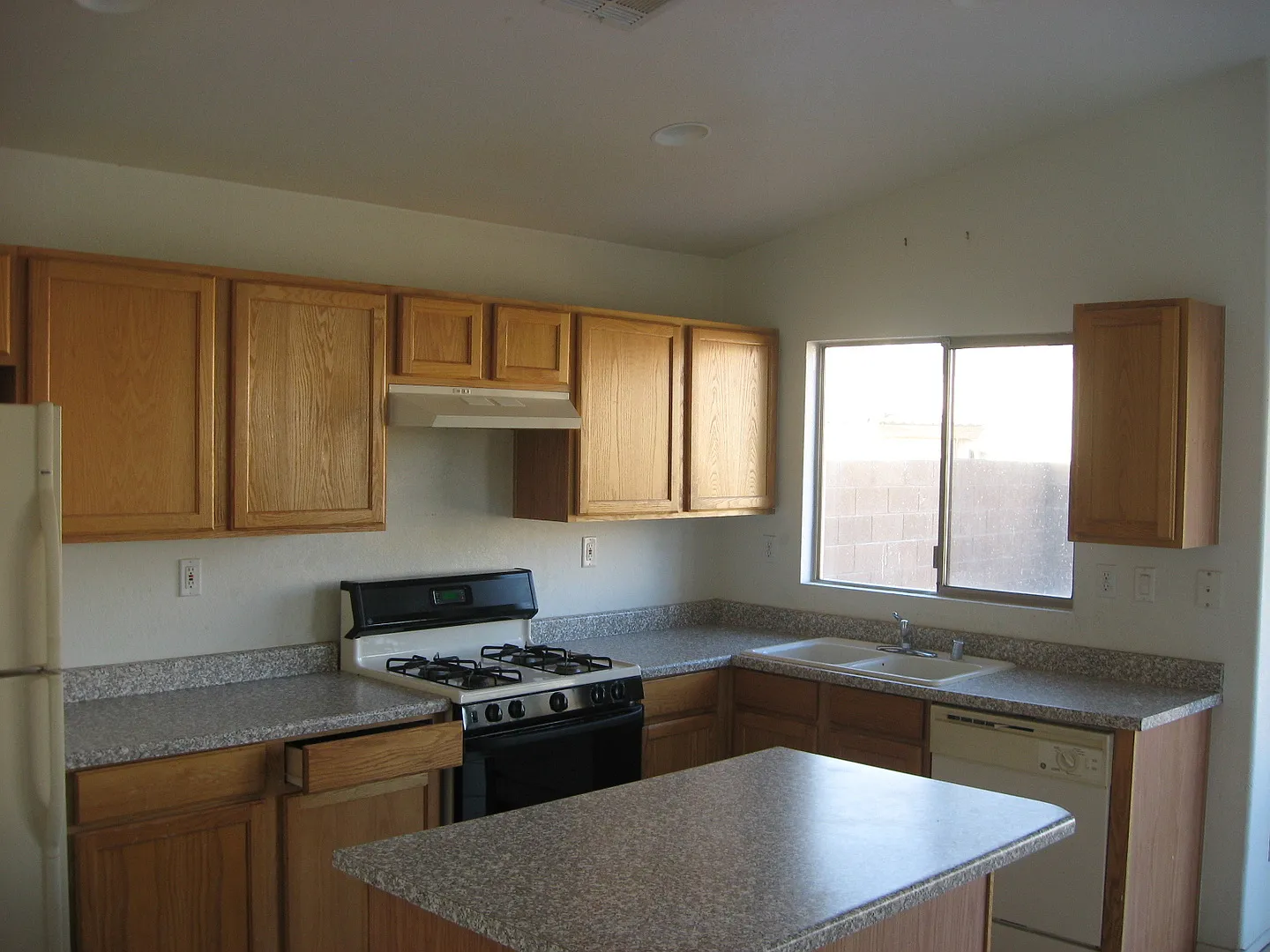Beautiful Three Bedroom Home Available in Southern Highlands — Photo 3