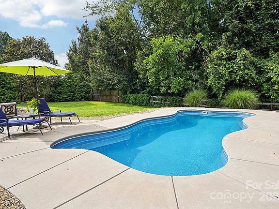 3rd image of 175 Turnberry Ln