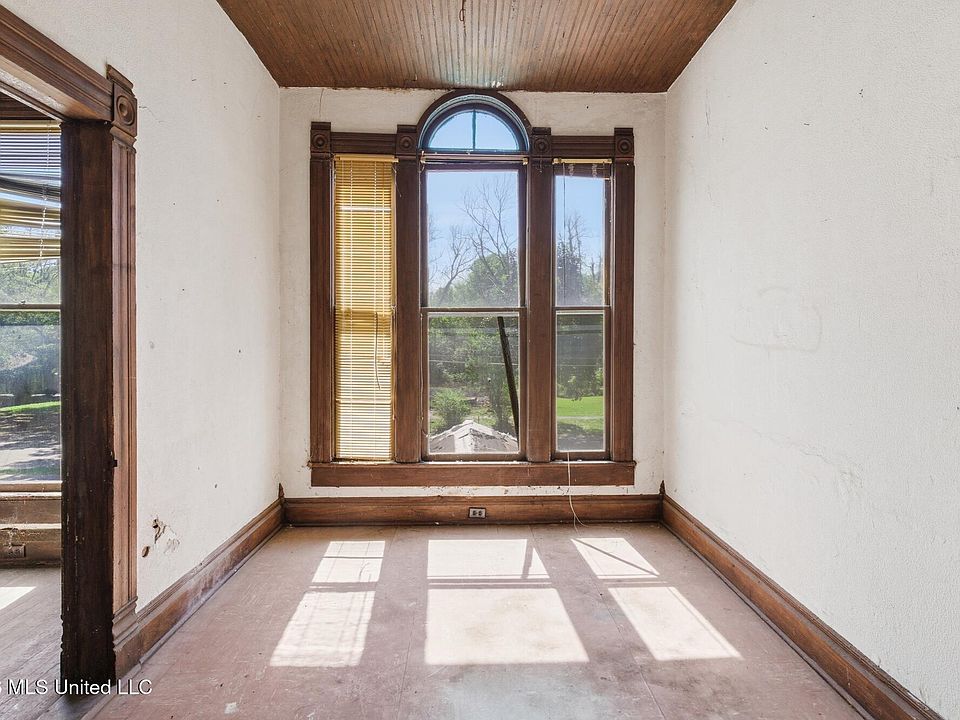 25th image of 530 Buschman St