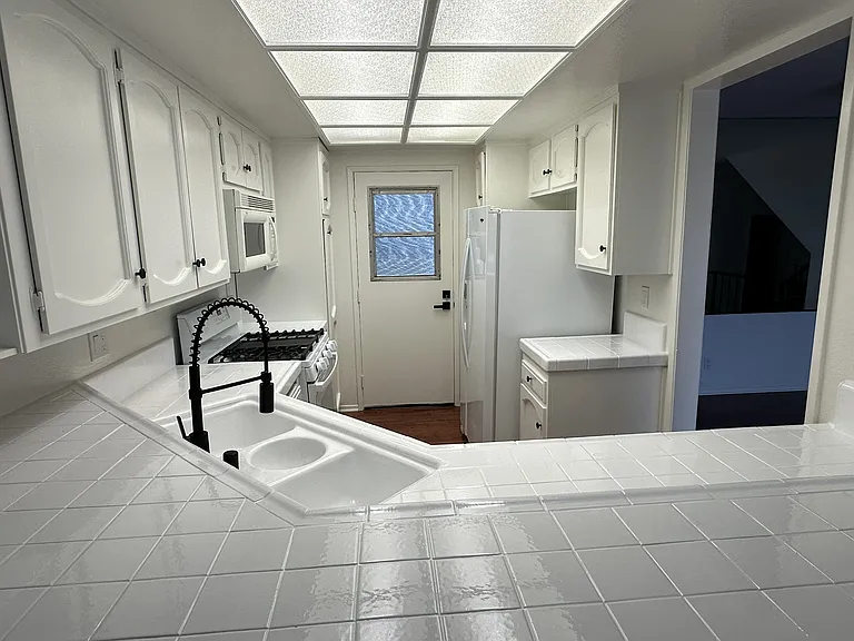 Kitchen - Countertop, Cabinets & Appliances