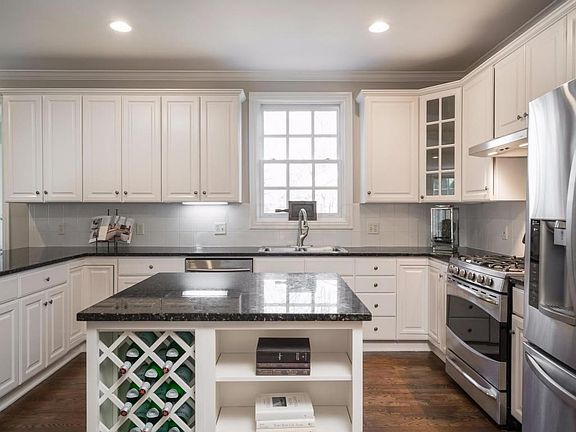 3rd image of 7722 Leverett Park