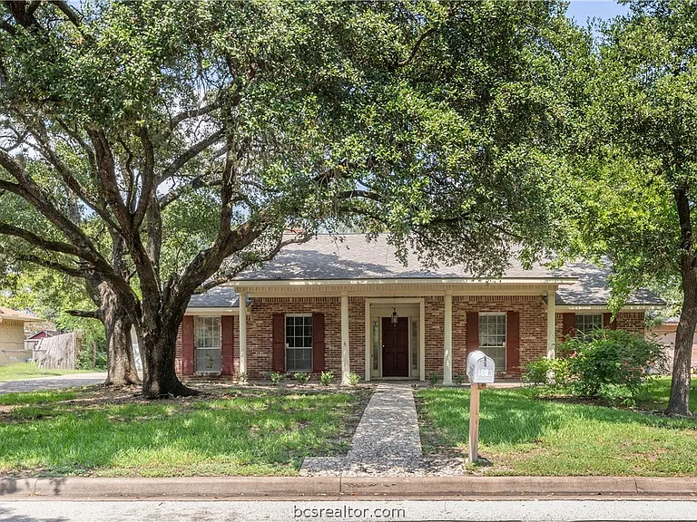 1803 Leona Dr — Photo 1