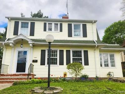 80 E Iroquois Rd, Pontiac, MI, 48341