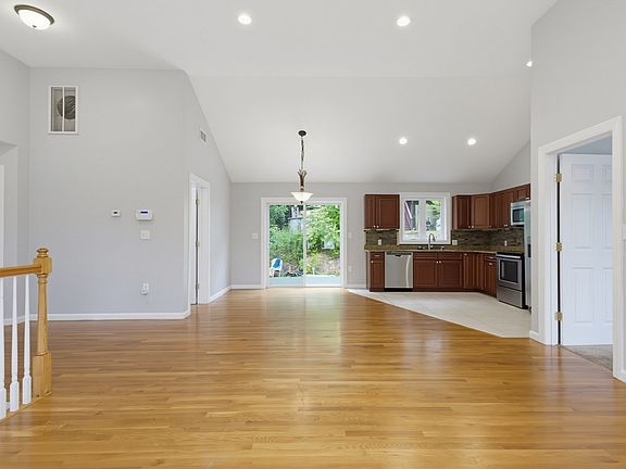 4th image of 70 Swan Ave