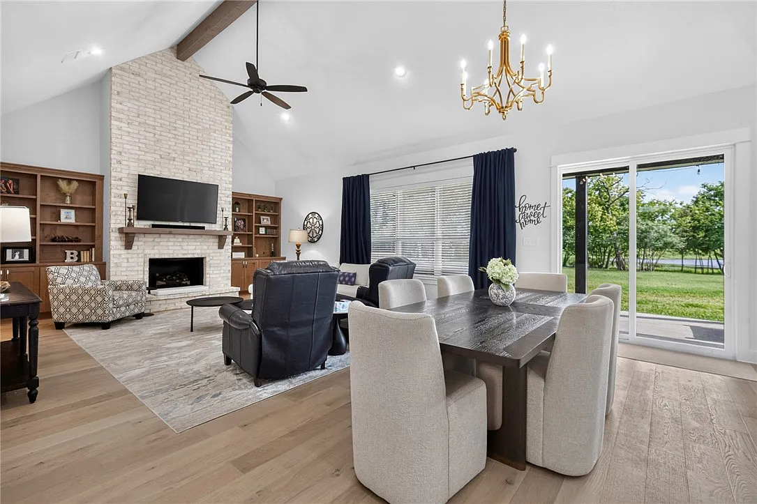 4 bed, 2.5 bath, 2377 sqft, $4,000 — Photo 4