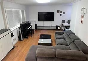 3rd image of 523 Willow Rd E