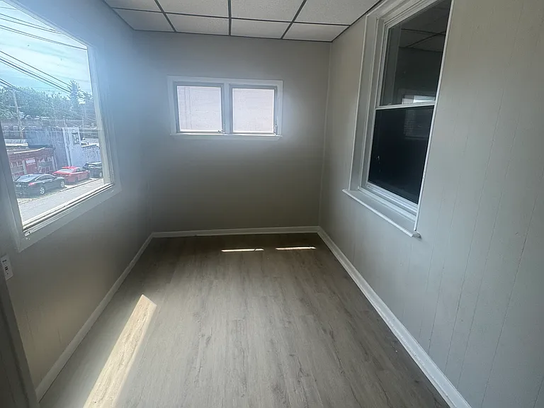 320 Moore St — Photo 2