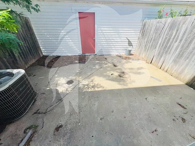 1418 Texas Ave — Photo 8