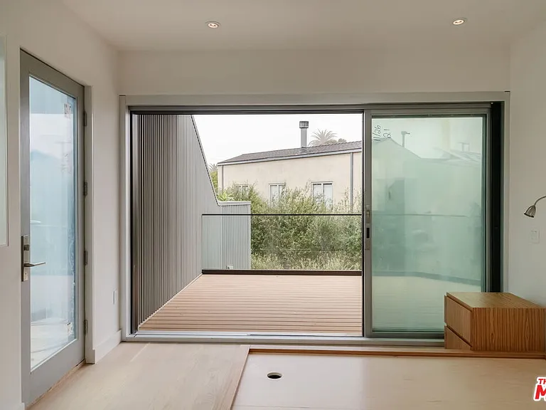 340 Indiana Ave — Photo 16