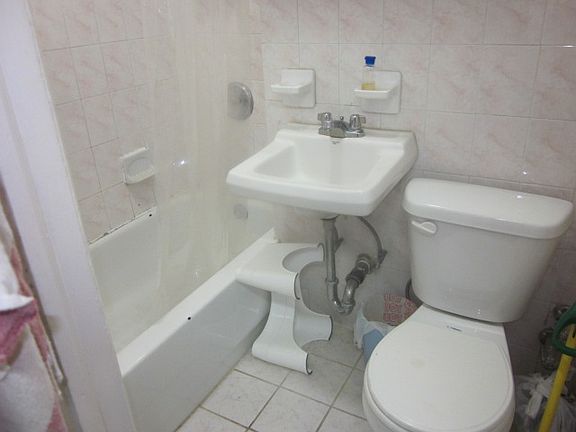 5th image of 141 Montrose Ave #2C
