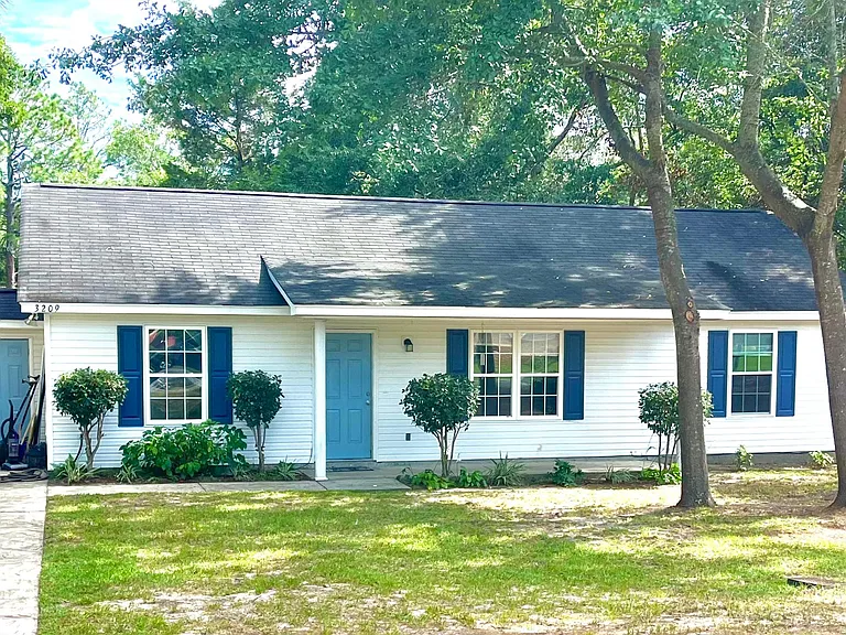 3209 Marion St — Photo 1