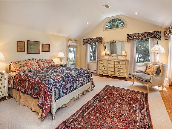 Master bedroom 1st floor 