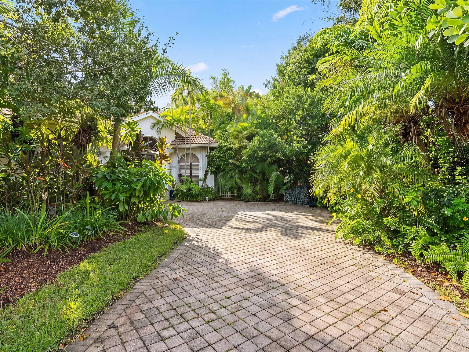 1 bed, 1.0 bath, 700 sqft, $6,500 — Photo 2