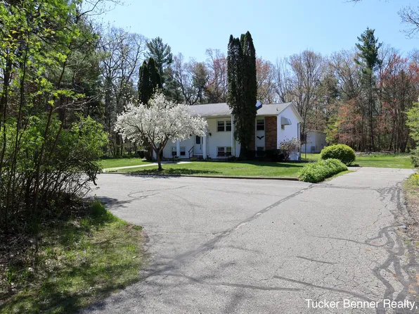2447 W White Lake Dr, Whitehall, MI 49461