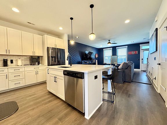 4th image of 2079 Oakwood Ave