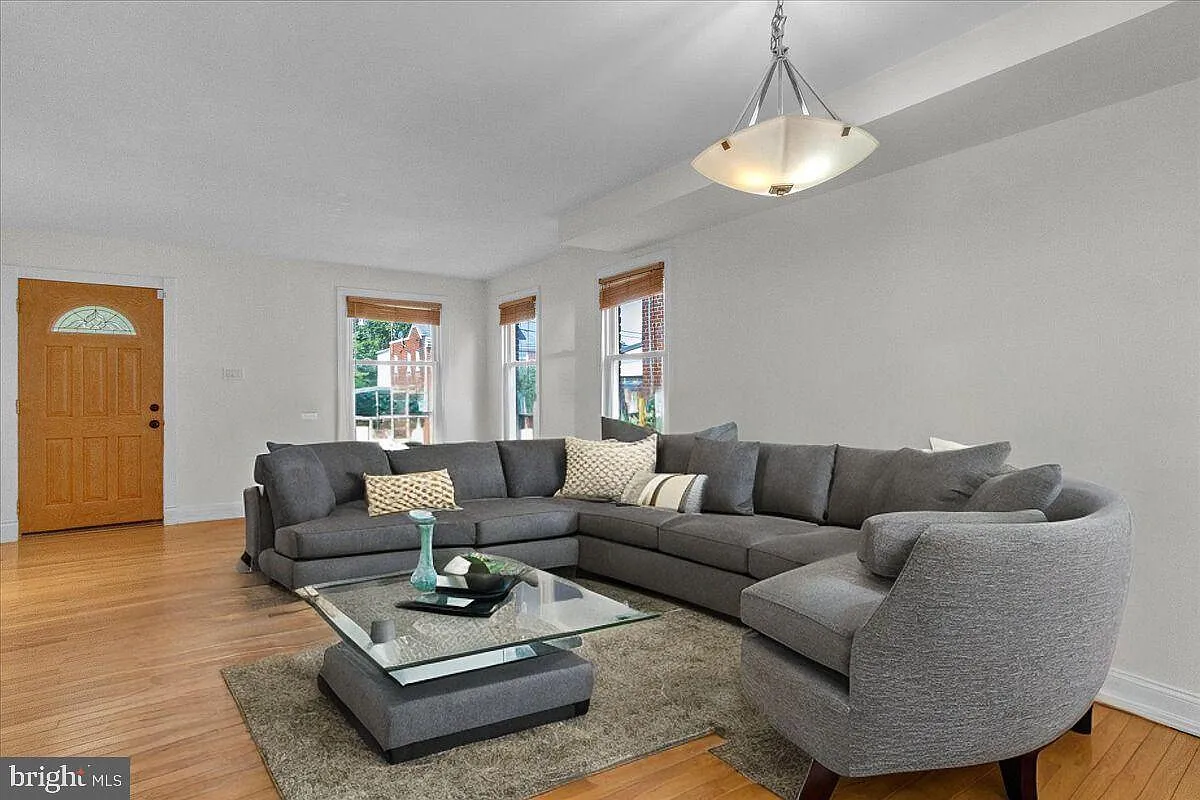 3 bed, 1056 sqft, $3,200 — Photo 4