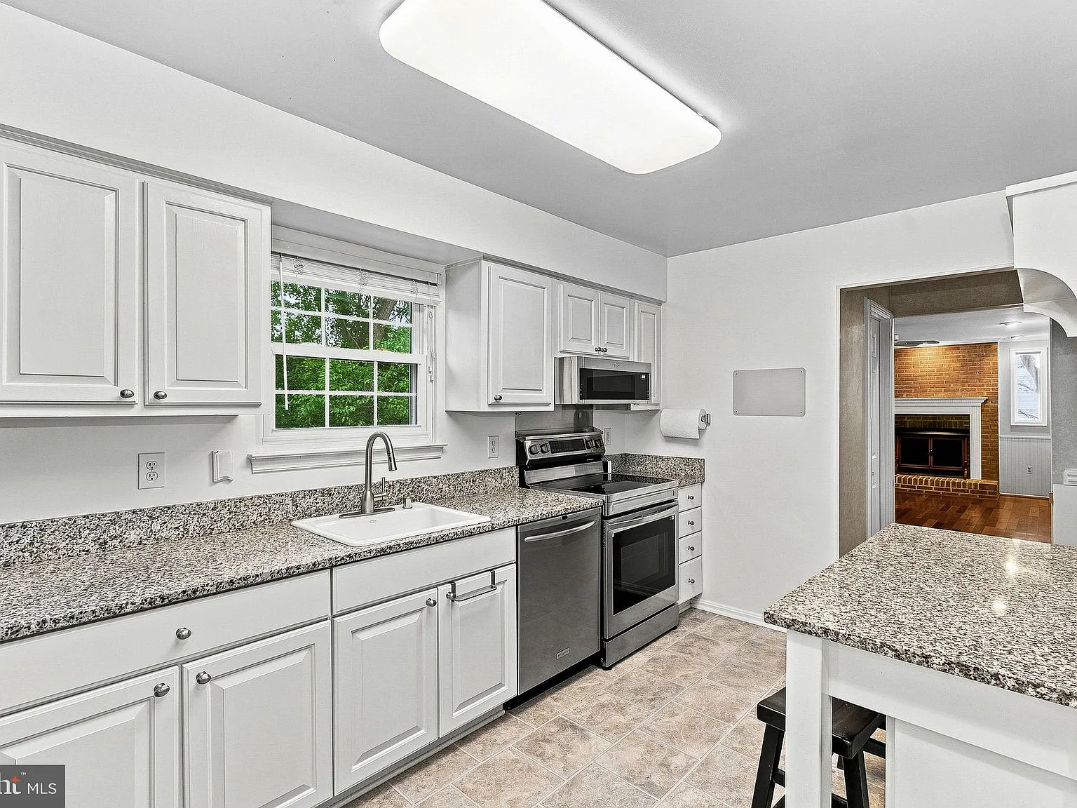 4 bed, 2.5 bath, 2304 sqft, $4,000 — Photo 2