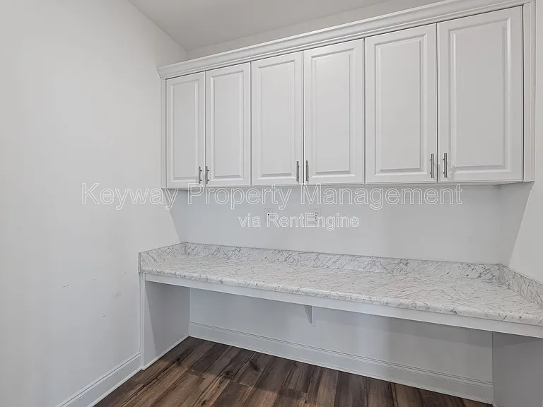 585 Hampton Dr — Photo 11