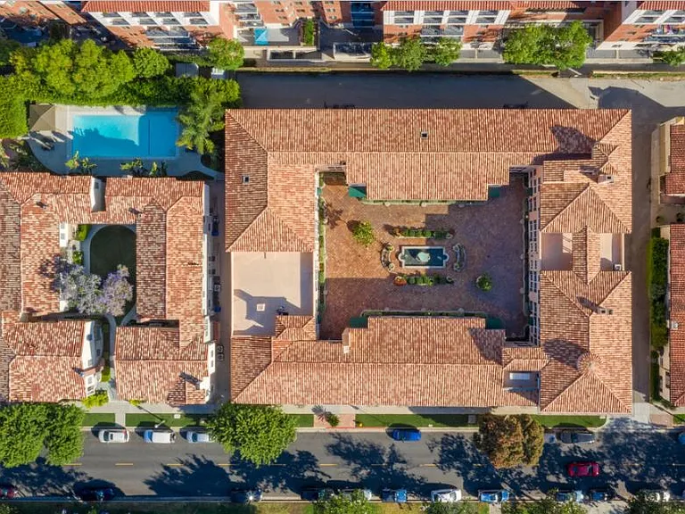 Lindbrook Manor Apartments