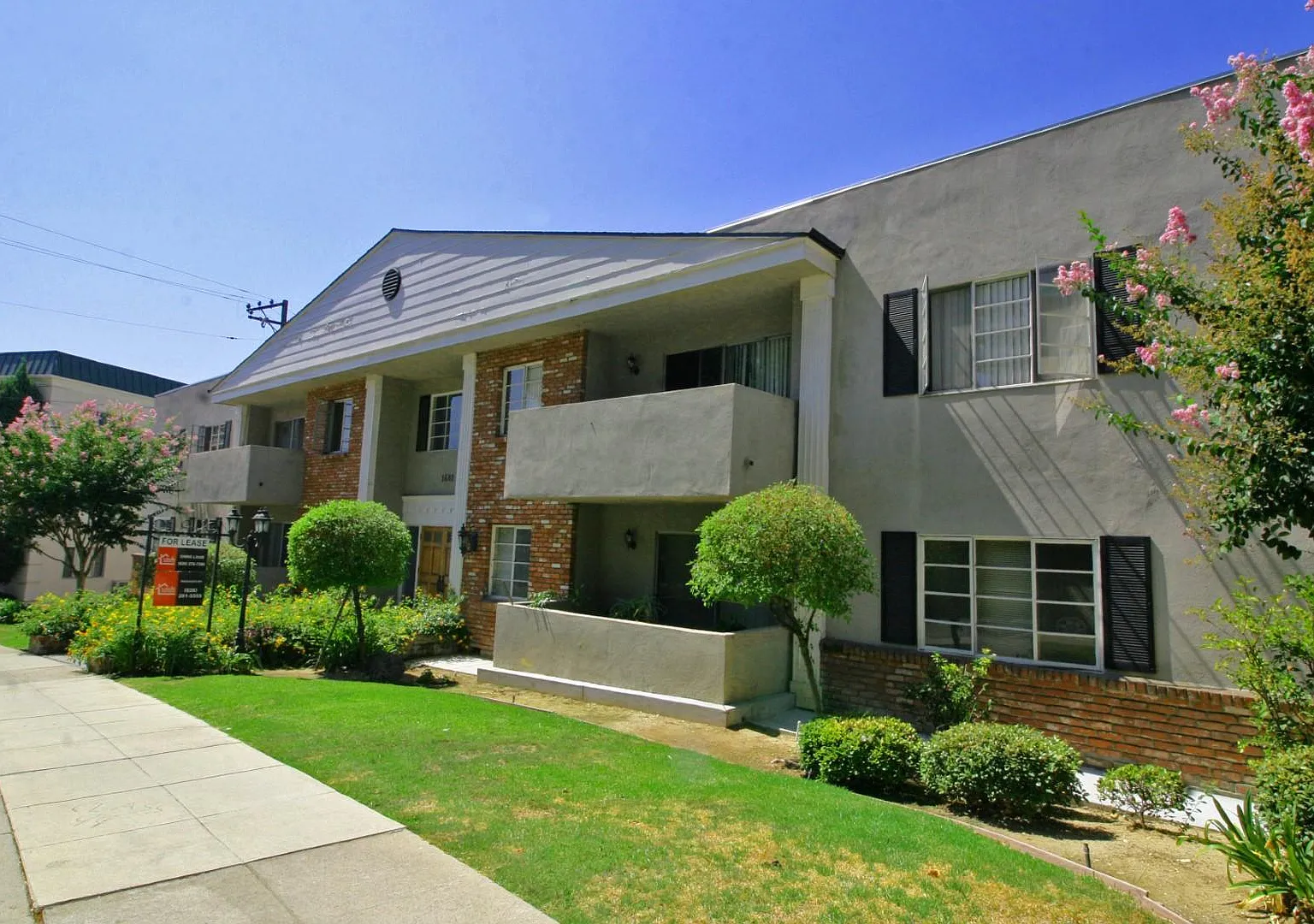 1681 Amberwood Dr — Photo 3