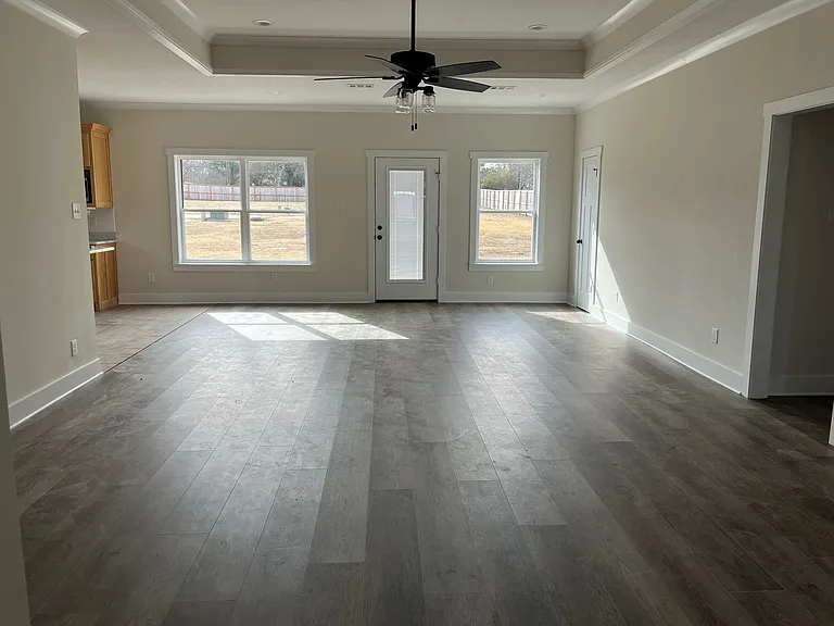917 Vista Dr — Photo 2