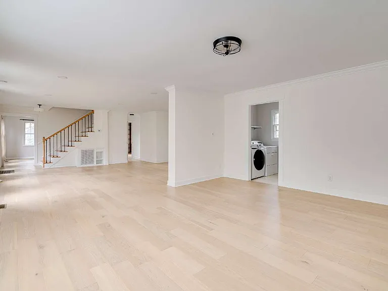 2437 Tilghman Cir — Photo 14