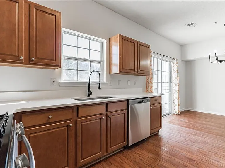 520 Dragonfly Ct — Photo 5