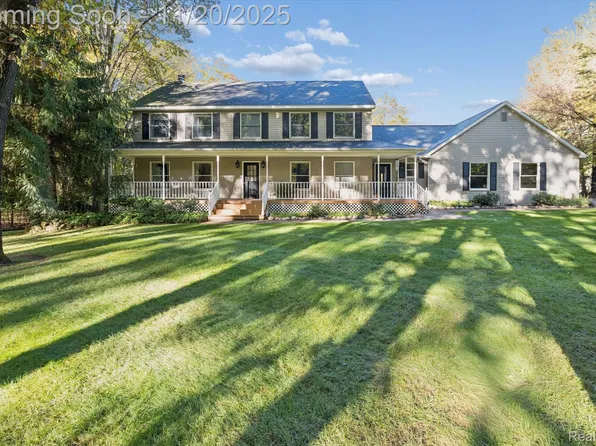 2490 Spring Grove Dr, Brighton, MI 48114