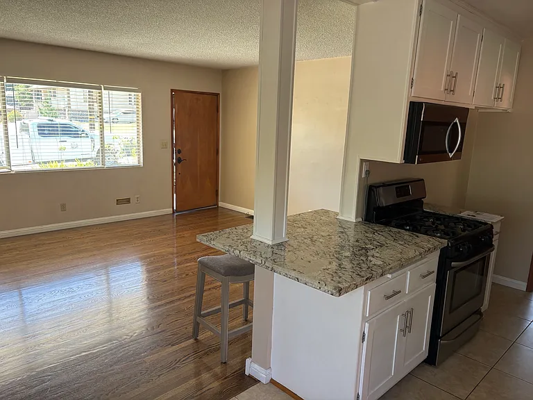 2440 Beck St — Photo 3
