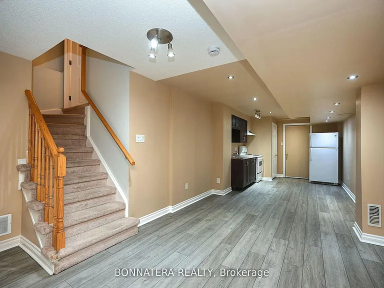 409 Hobbs Cres — Photo 32