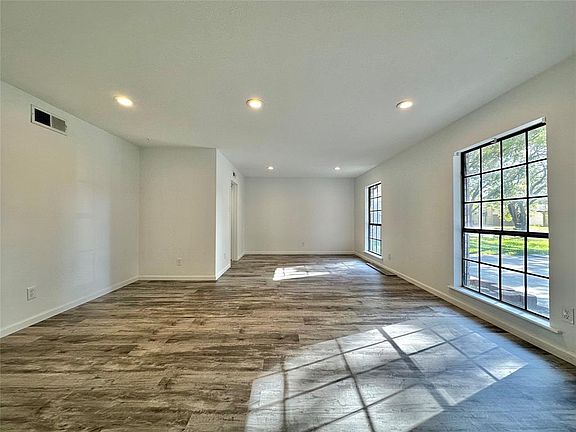 3rd image of 2815 Quiet Bend Drive