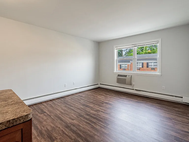 114-120 Montgomery Street Apartments — Photo 10