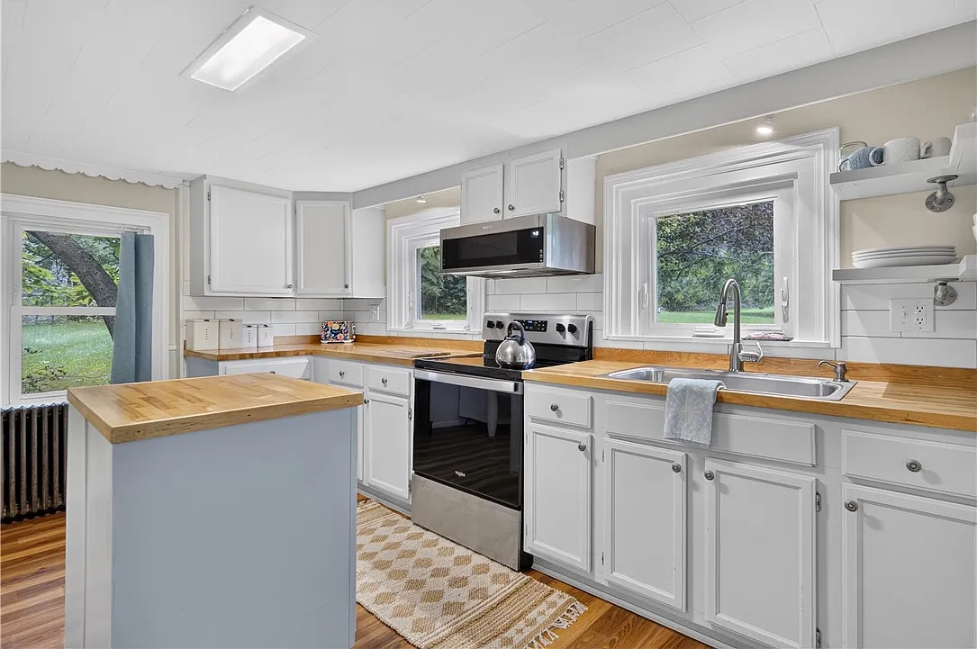 3 bed, 1.0 bath, 1859 sqft, $2,350 — Photo 3