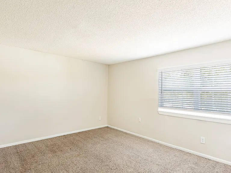 2728 N Buckner Blvd — Photo 5