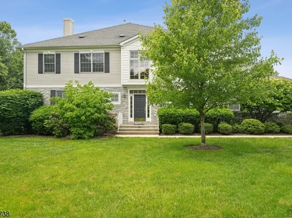 47 Schweinberg Dr, Roseland Boro, NJ 07068