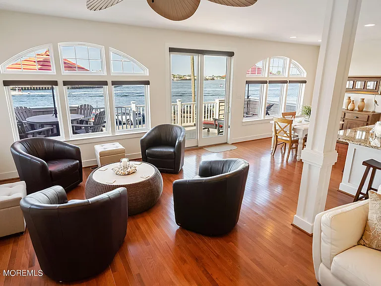 556 Riverside Dr — Photo 23