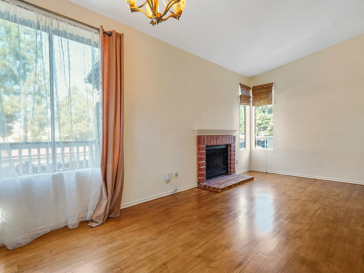 2 bed, 907 sqft, $2,782 — Photo 3