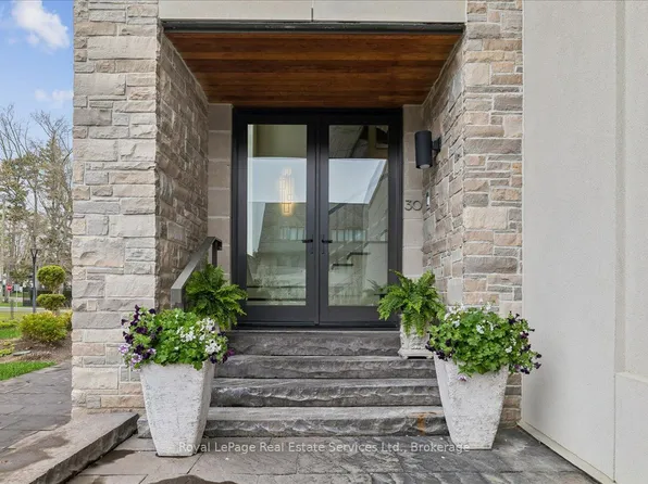 10 Maple Grove Dr #30, Oakville, ON L6J 0E1