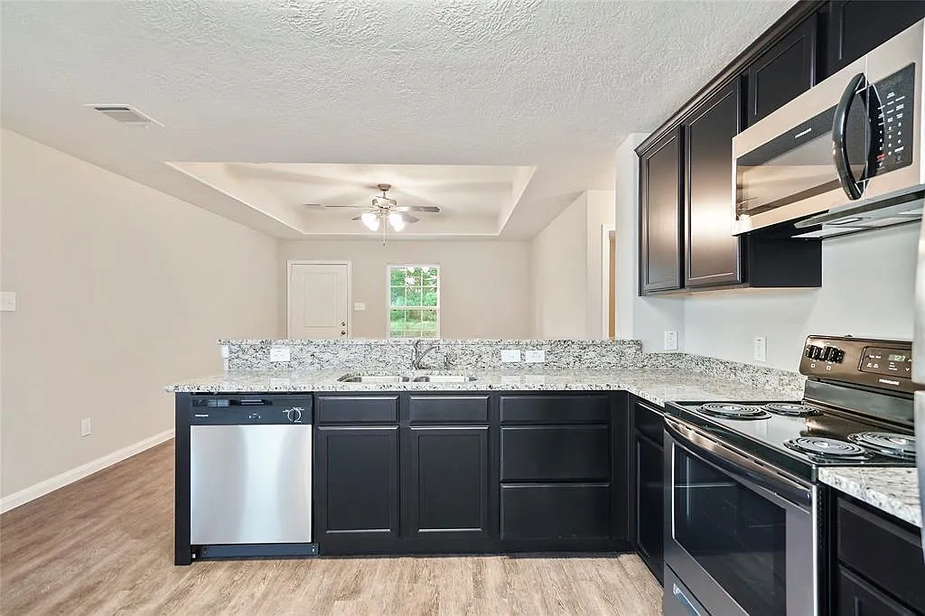 3 bed, 2.0 bath, 1140 sqft, $1,800 — Photo 3