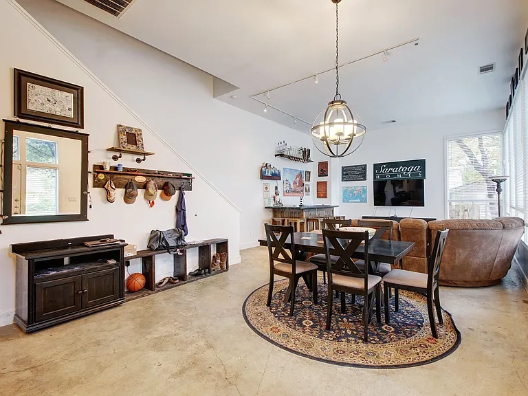 616 W 35th St — Photo 12