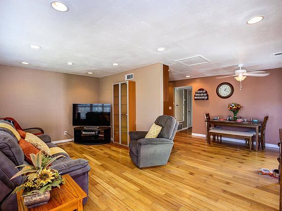 4th image of 3853 Lake Ontario Dr