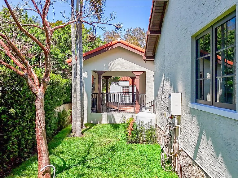 519 Alhambra Cir — Photo 25