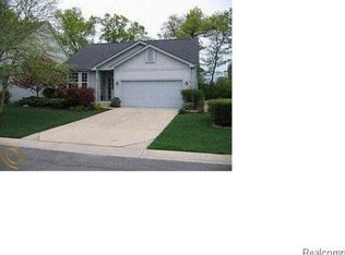 301 Lake Meadow Dr, Waterford, MI 48327