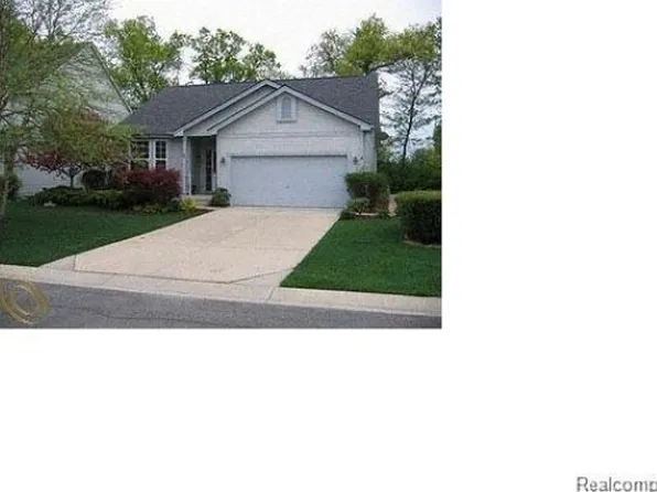 301 Lake Meadow Dr, Waterford, MI 48327