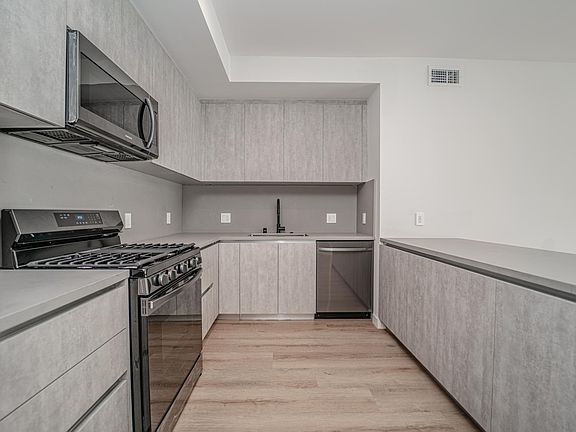 5th image of 2828 London St #206