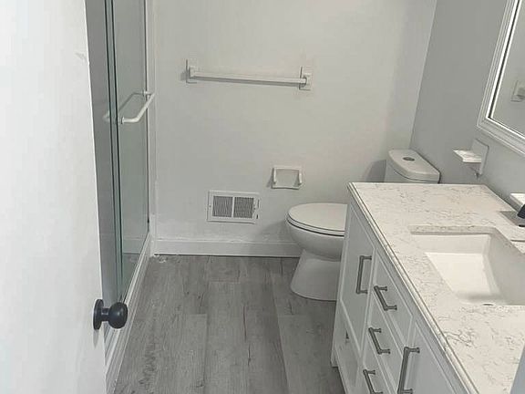 4th image of 133 Maulden St #5