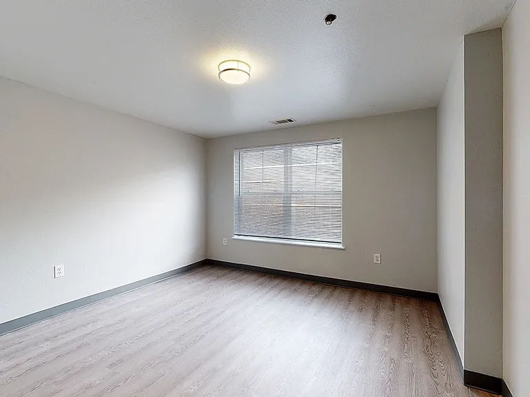 901 W 10th Ave — Photo 22