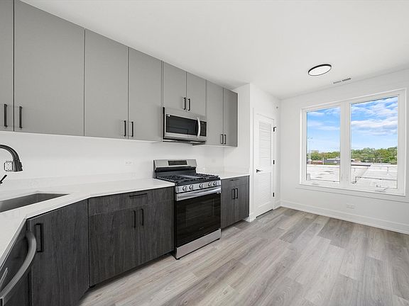 4th image of 2030 Greenwood St #103
